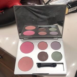 Never used eye shadow and blush palette